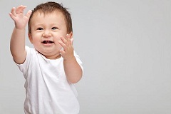 教孩子说话时为什么要先教孩子用手势表达？