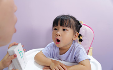 儿童有轻微口吃怎么办?