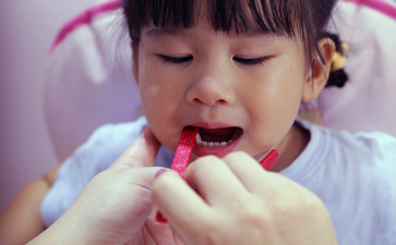 小孩结巴是什么原因引起的？这几点是关键