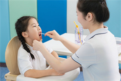 5岁小孩吐词不清的病因是什么 ？可以治疗吗