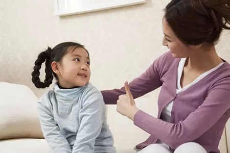 小学的孩子还吐词不清，妈妈陪她练习讲话
