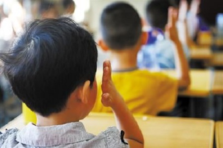 一年级小孩吐字不清仍然上课举手发言